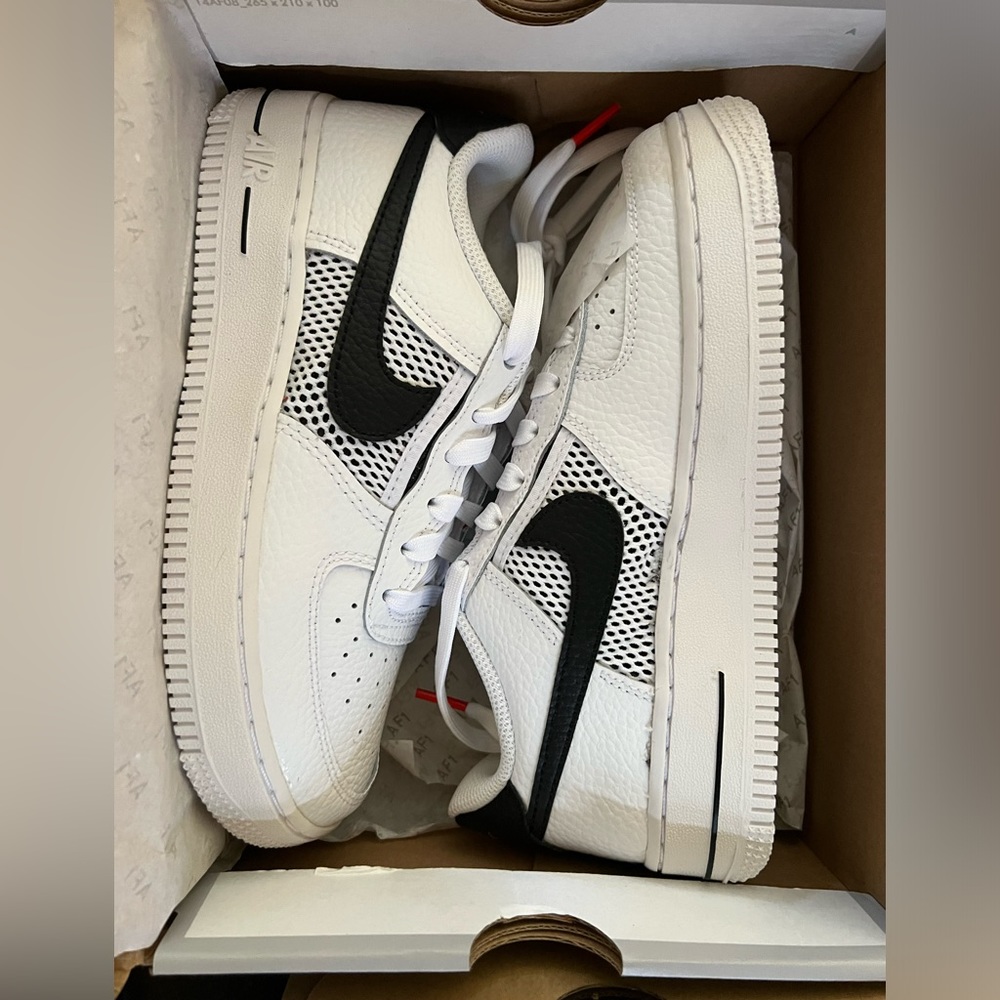 Women’s Nike - Size 4Y